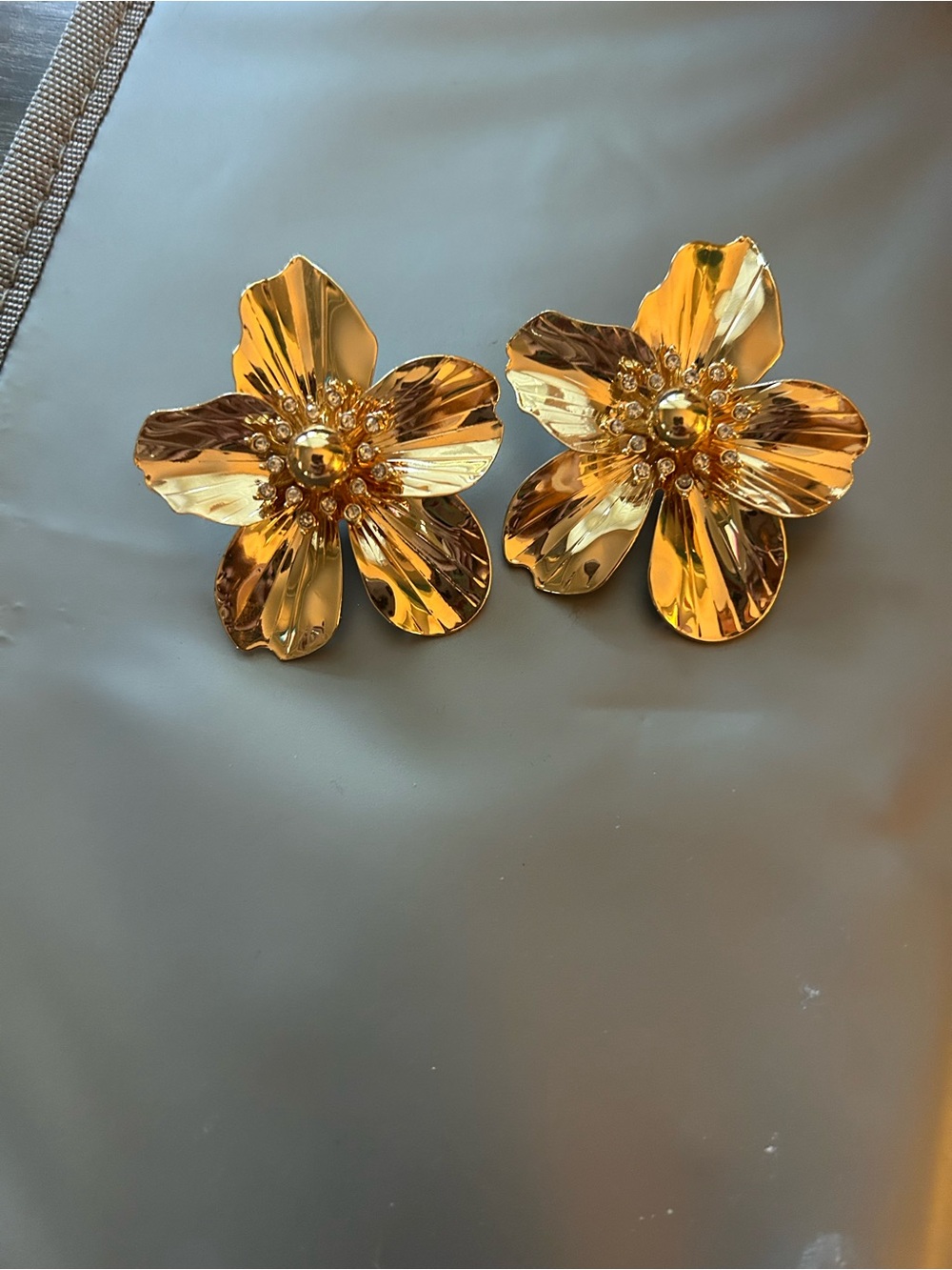 Lilly Pulitzer Gold Floral Earrings, great condition.